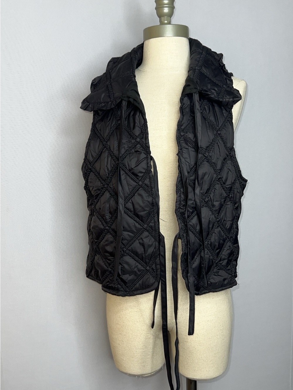 Quilted Sleeveless Tie-Front Puffer Vest - Black/navy
